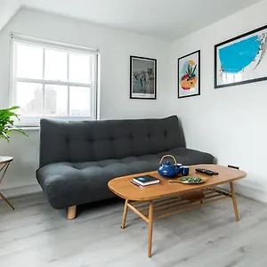 newly-renovated-central-cozy-99-steps-to-the-sea.brighton-hotels-england.com/